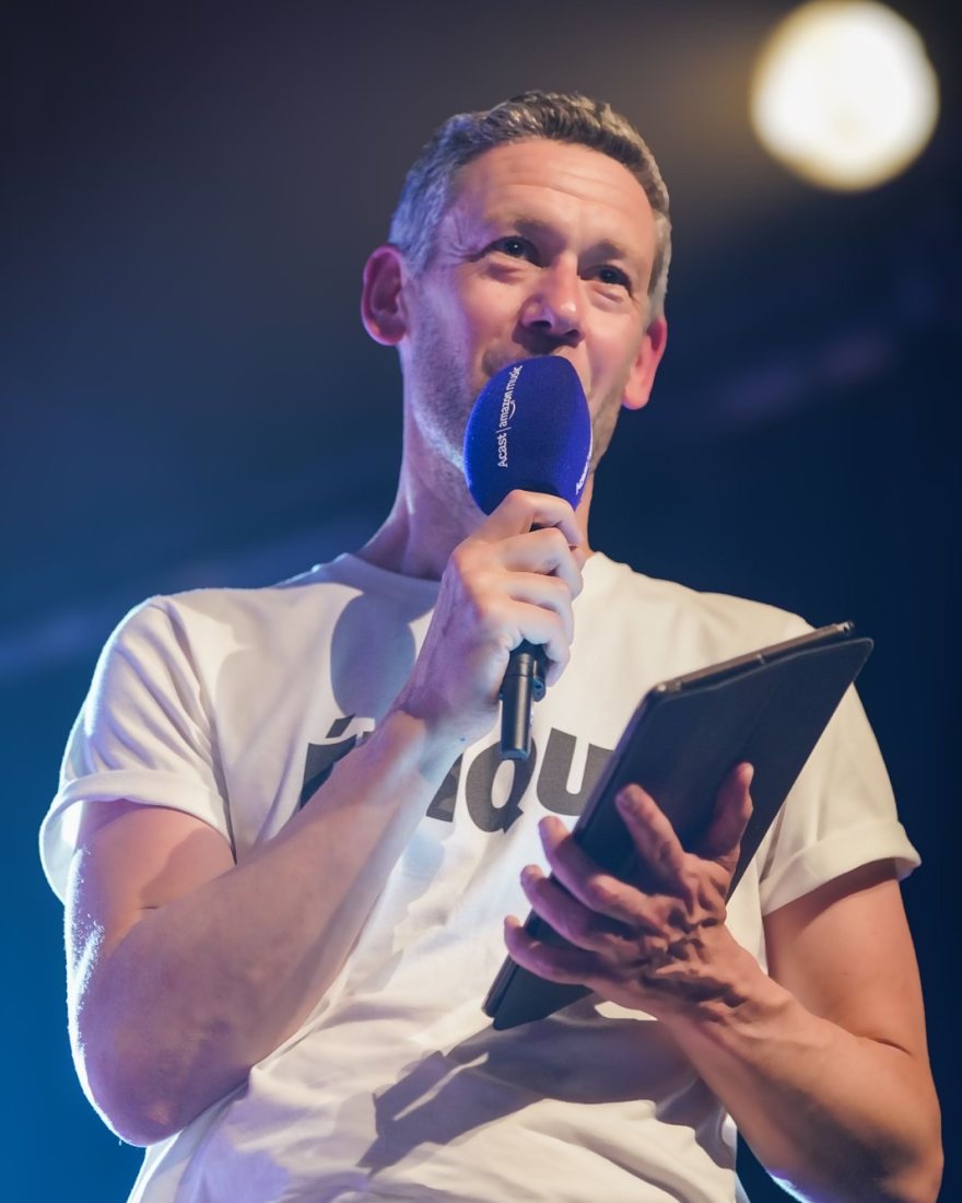 Guillaume Lalu sur scène, micro en main